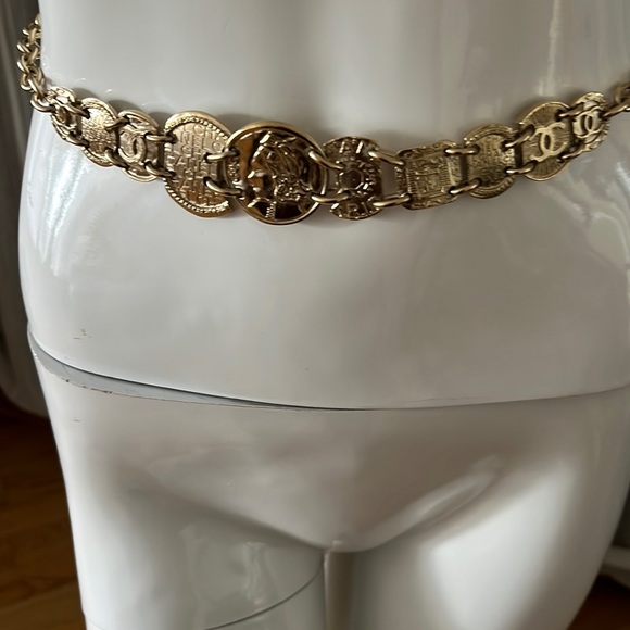 Authentic Chanel fabulous reversible coin belt worn only twice need to eliminate - Picture 8 of 11